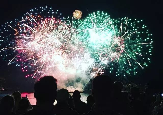 夏夜微风,星空下有一场如梦如幻的烟花秀
