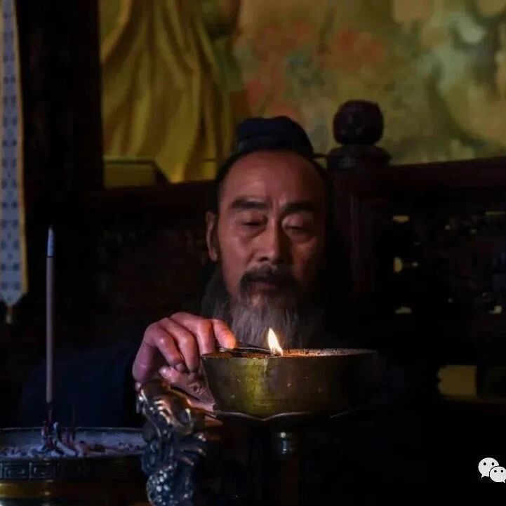 人总要有个信仰，否则何以支撑脆弱灵魂于浮沉！