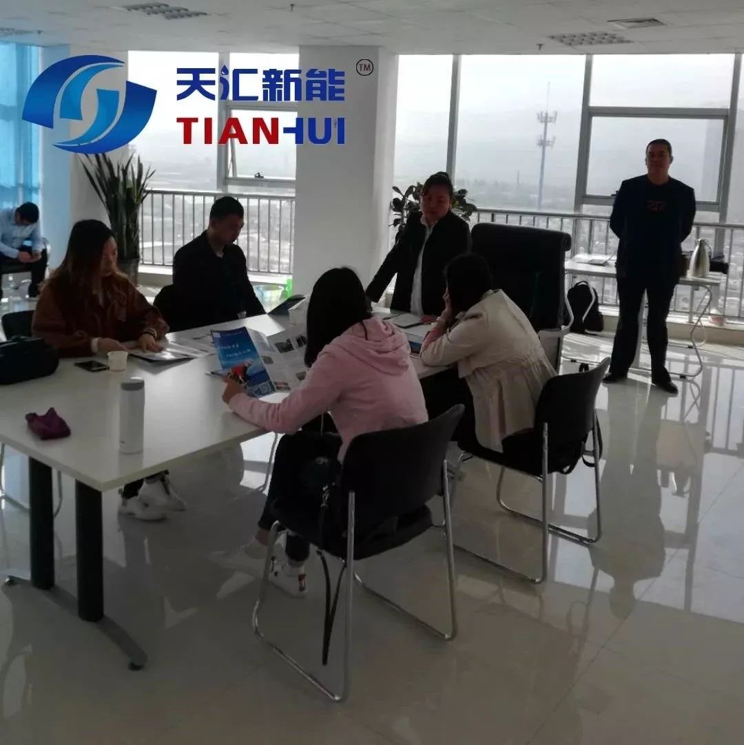 新办公室投入使用的第一天,就迎来了第一批客人——参加销售经理岗位