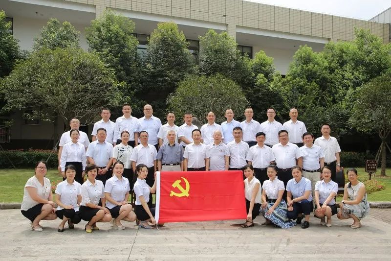活动最后,大家集体与党旗合影,定格忠诚与信仰,表达对党深沉的爱和