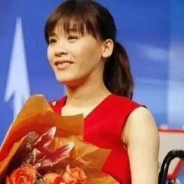 瘫痪21年的桑兰丢掉轮椅,穿红裙超美,难怪丈夫身价千万不离不弃