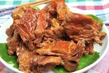 5 特点: 酱香浓郁, 肉质酥烂可口 原料: 大棒骨1500克, 锡纸若干