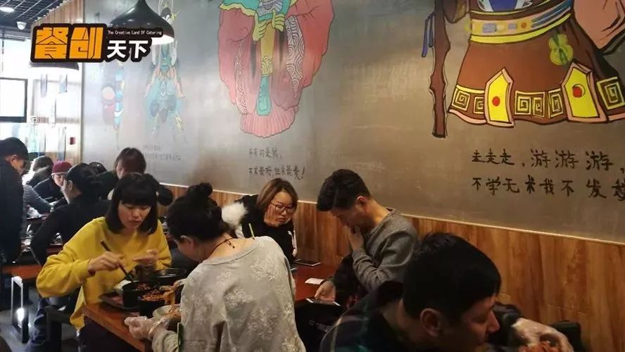 餐创天下 | 50平小店日卖1万元,翻台率达31次,3招搞定高坪效!