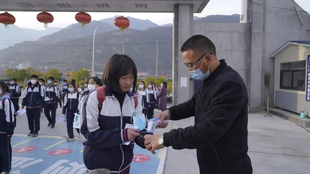 11月10日一大早,在武都区城关中学,滨江中学门口,九年级各班的学生