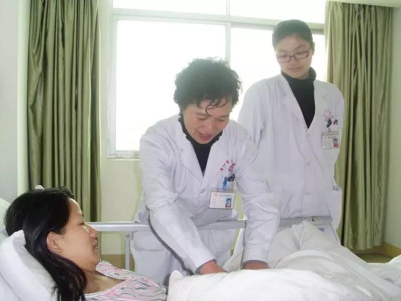 晋江市中医院妇产科张茹医生为产妇检查