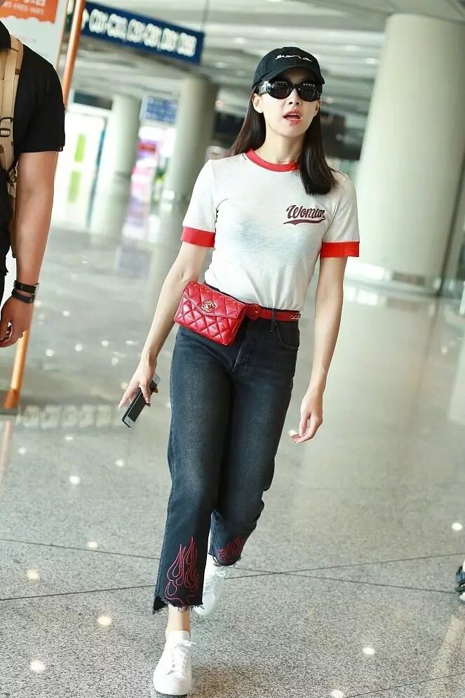 满满心机的宋茜用红色包包呼应T恤的红边和牛仔裤的红色图案