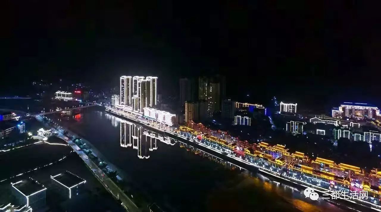 坐在1645门口 三都县城 敲一敲铜鼓看看赛马 端节赛马 过上欢乐的端节