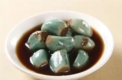 有的在腊八当天煮,有的在腊月初五就煮了,还要用面捏些"雀儿