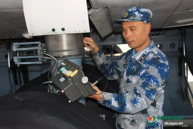胡科检查飞机起落架"他不是运输机单位的吗?怎么选了战斗机的科目.