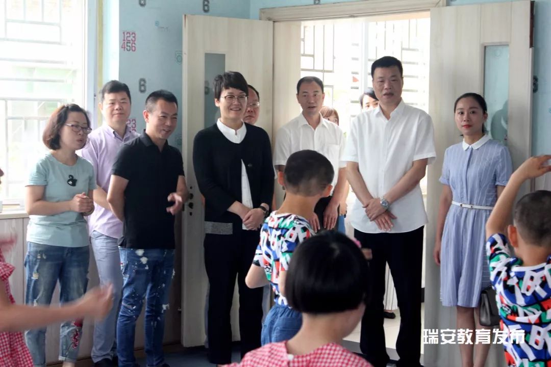 领导看望慰问我市少年儿童    ▲5月29日,市委常委,统战部部长郑海洁