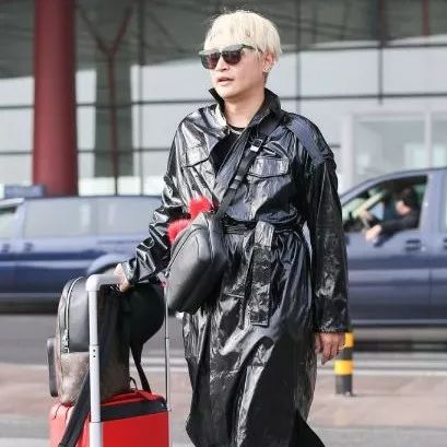 陈志朋机场照再一次刷新“时尚感”,他怎么一下变“妖娆”?