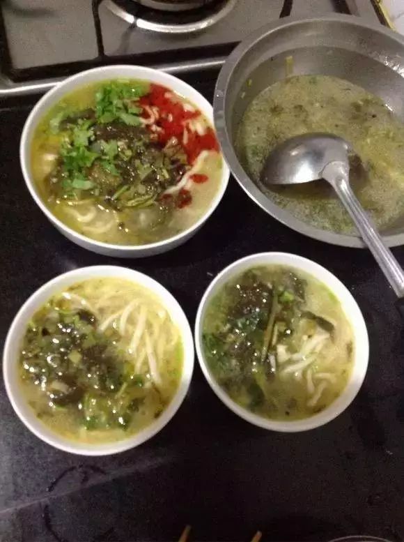 浆水面,很简单,有的是长面条,有的是面片子,总之浆水汤陪着面,酸爽