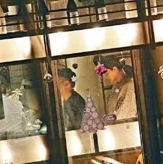 熊黛林挺孕肚吃烧肉 富豪老公贴身伺候上厕所