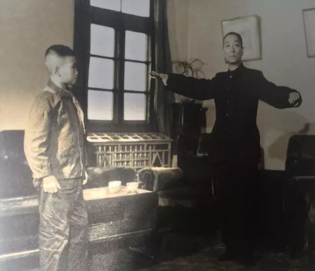 谭富英指导孙儿谭孝曾身段动作