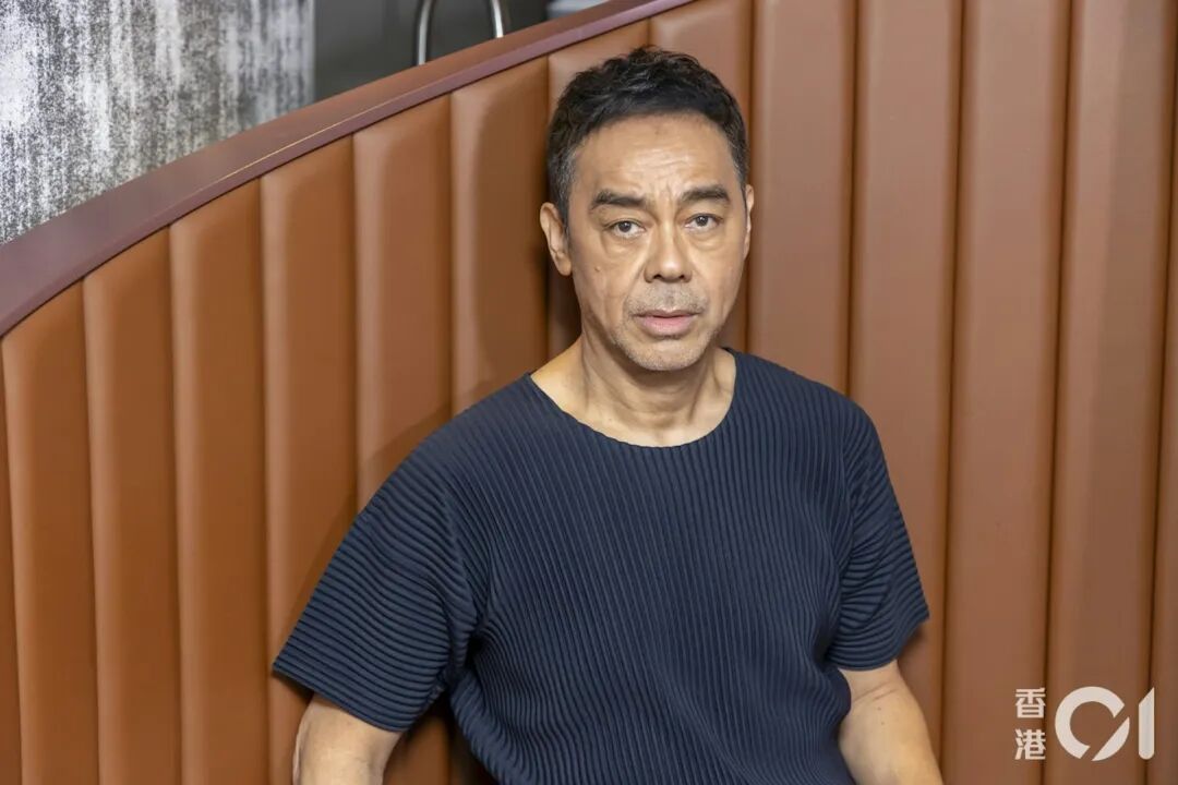 2016年初臨近農曆新年，劉青雲到街市買菜期間，以「市民劉先生」身分接受媒體訪問，並認真回答記者問題，成為「經典畫面」。（資料圖片／葉志明　攝）