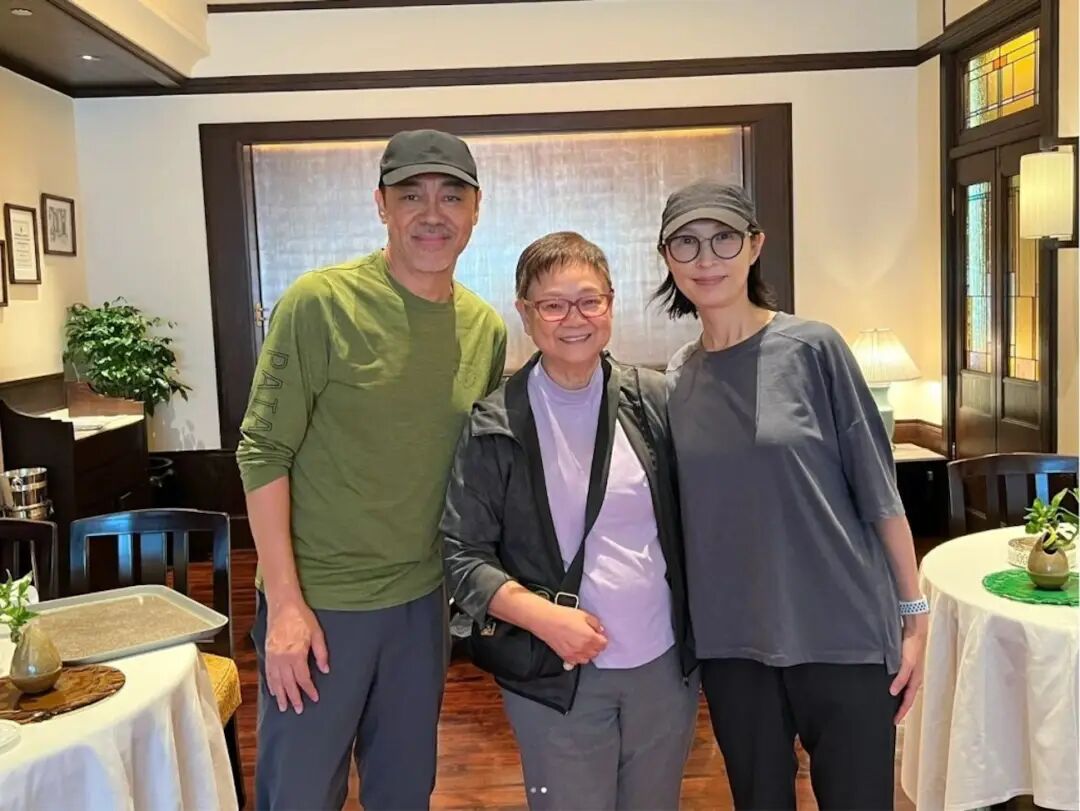 汪曼玲偶遇劉青雲與郭藹明合照。(fb圖片)