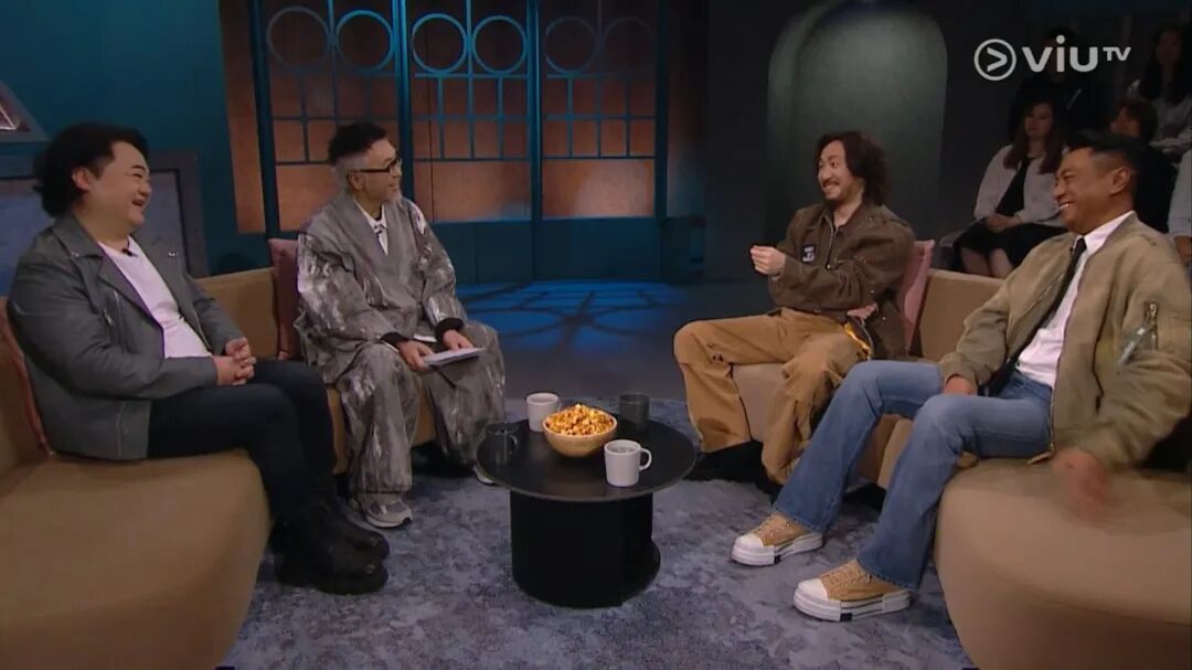 郑中基自导自演《阿龙》，携同联合导演胡耀辉、演员姜皓文出席《爆谷一周》节目接受谷德昭访问。（《爆谷一周》节目截图）