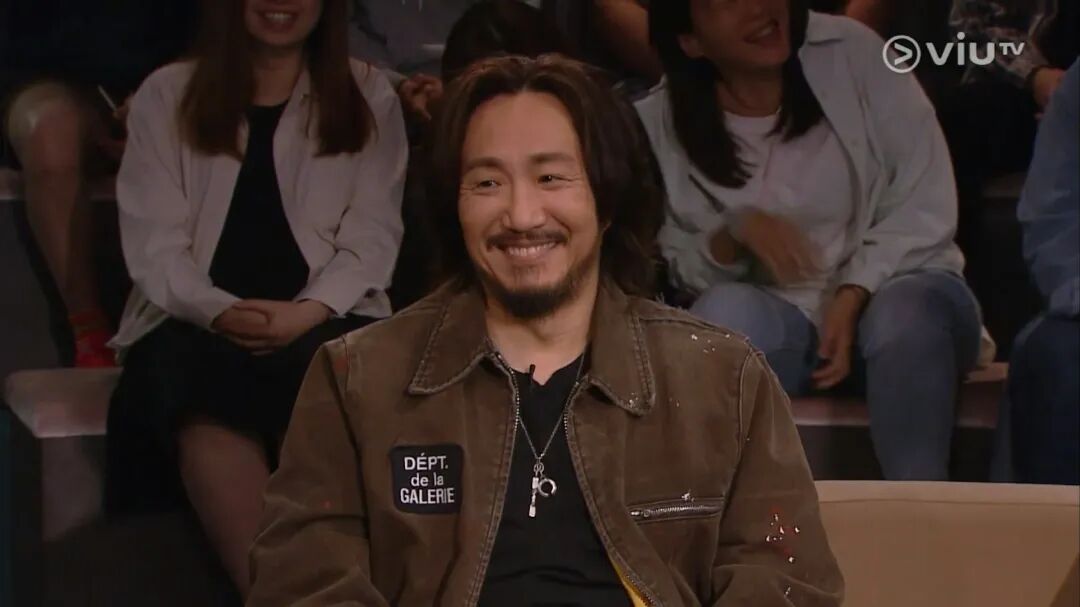 郑中基自导自演作品《阿龙》即将上映，出席《爆谷一周》节目进行宣传。（《爆谷一周》节目截图）