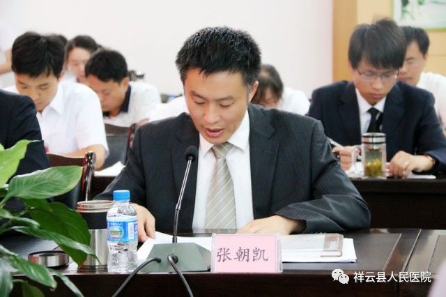 祥云县人民医院副院长张朝凯代表杨兆伟院长作发言.