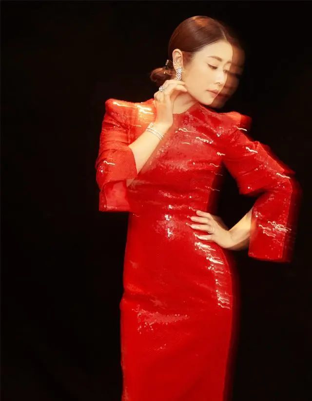 林心如一袭大红皮裙,紧身设计勾勒出迷人身姿,满屏都是诱惑力