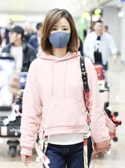 林心如也有少女心,老阿姨的年纪穿粉色少女装出门,美成小姑娘