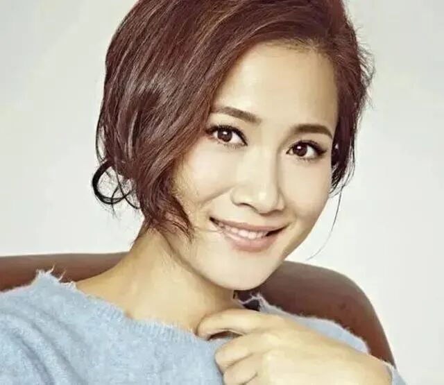 原形毕露!跟大11岁侯勇离婚后,独自抚养女儿的潘雨辰,42岁&ldquo;嫩&rdquo;回20岁?