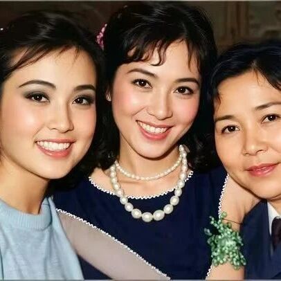 刘晓庆单看不惊艳,合照却很显眼