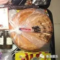 古力娜扎出门随身带馕?明星包里都装了些什么奇奇怪怪的东西→_→