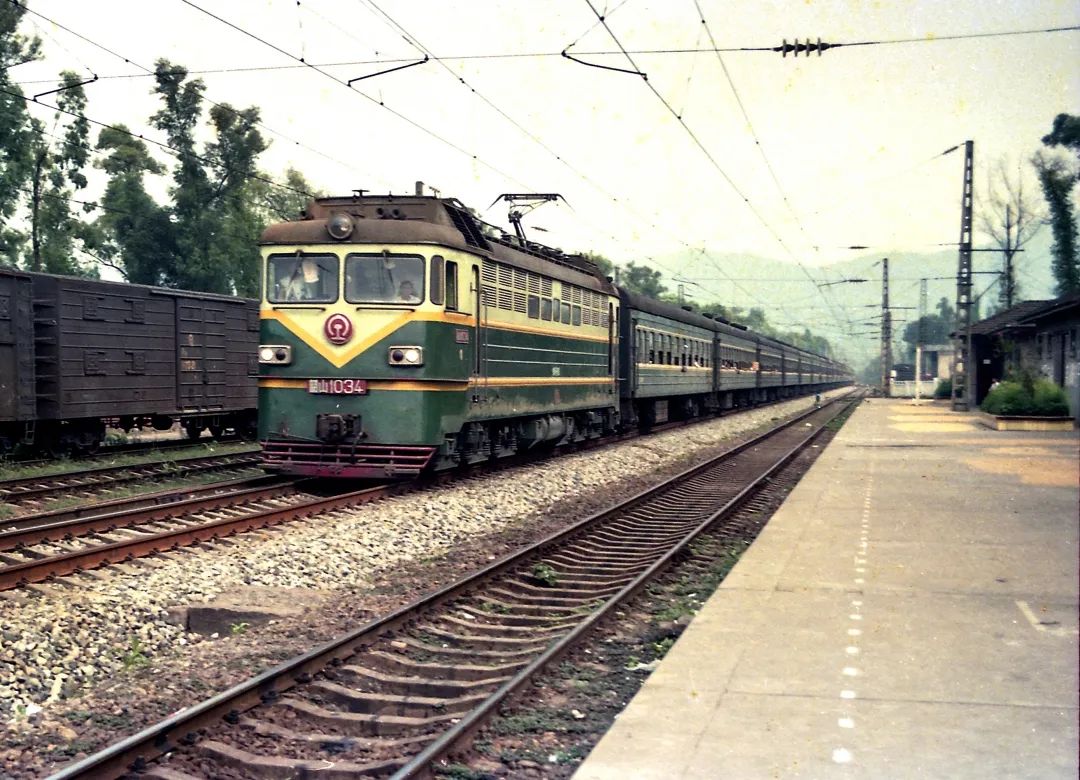 90年代成渝铁路上的绿皮火车