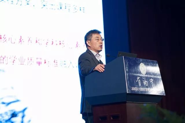 华东师大教育科学学院副院长,课程与教学研究所副所长杨向东对