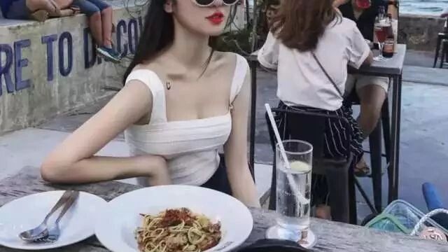 年轻时不骚,等着老来俏吗 │ 卢洁云、VC、于MOMO测评
