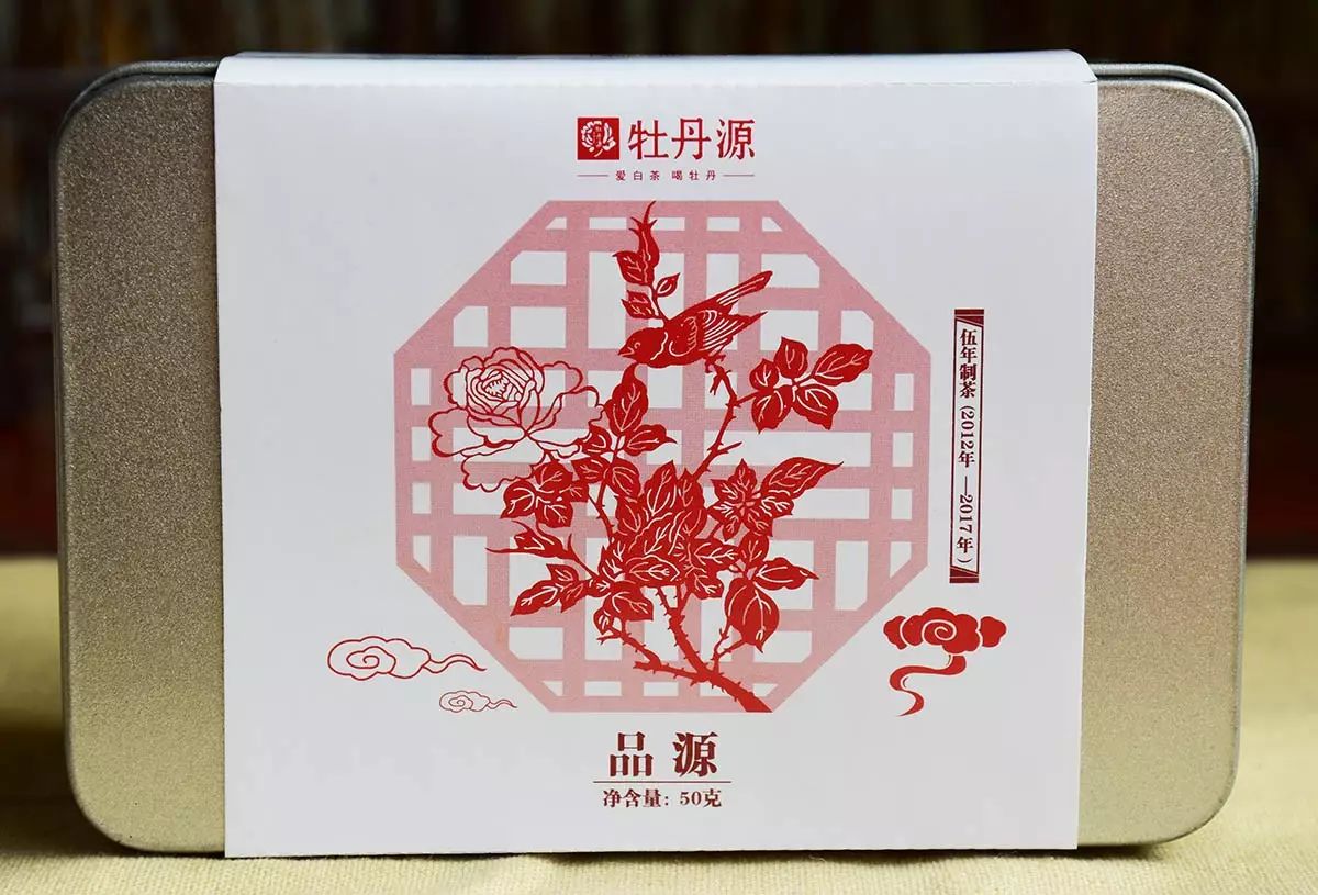 饼茶以纯白饼纸包裹,中国风剪纸图案