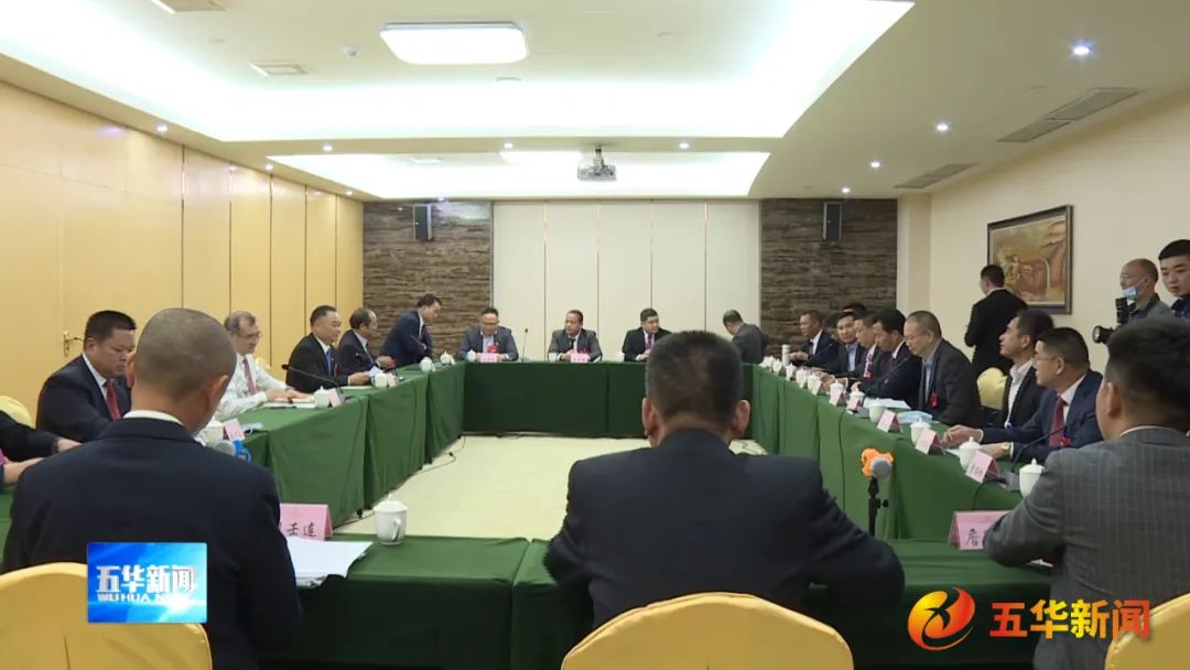 丘炀参加县政协十一届一次会议界别委员座谈会