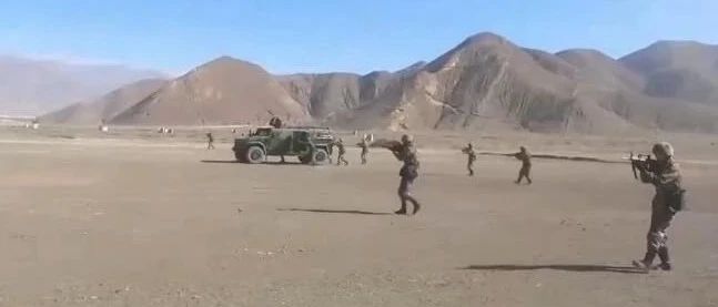 西藏军区再列装“猛士”三代突击车，人车协同边走边打，战力倍增！