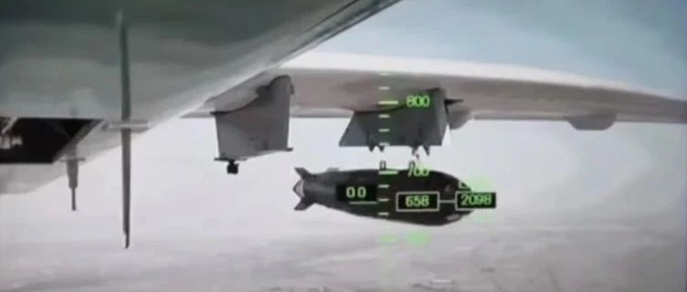 我国新型无人机空投画面曝光，形似航空炸弹的“物资舱”引发关注