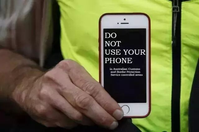 别在澳大利亚机场禁区拍照或打电话，会被罚款甚至要遣返！