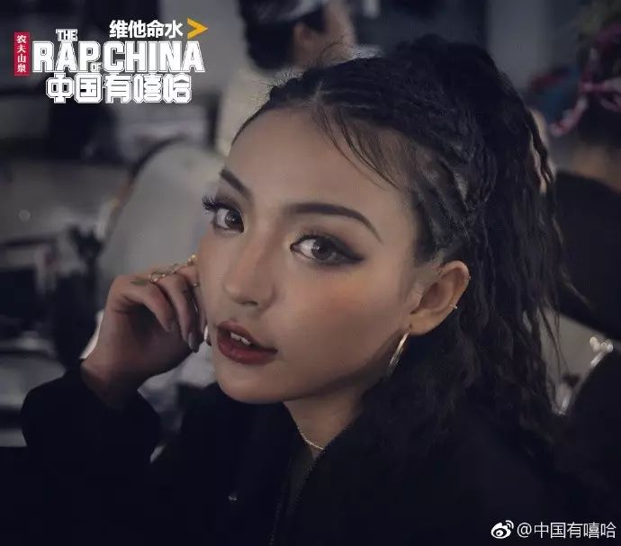 作为节目中的少数,女rapper发型中最嘻哈的估计就是vaaa了吧.