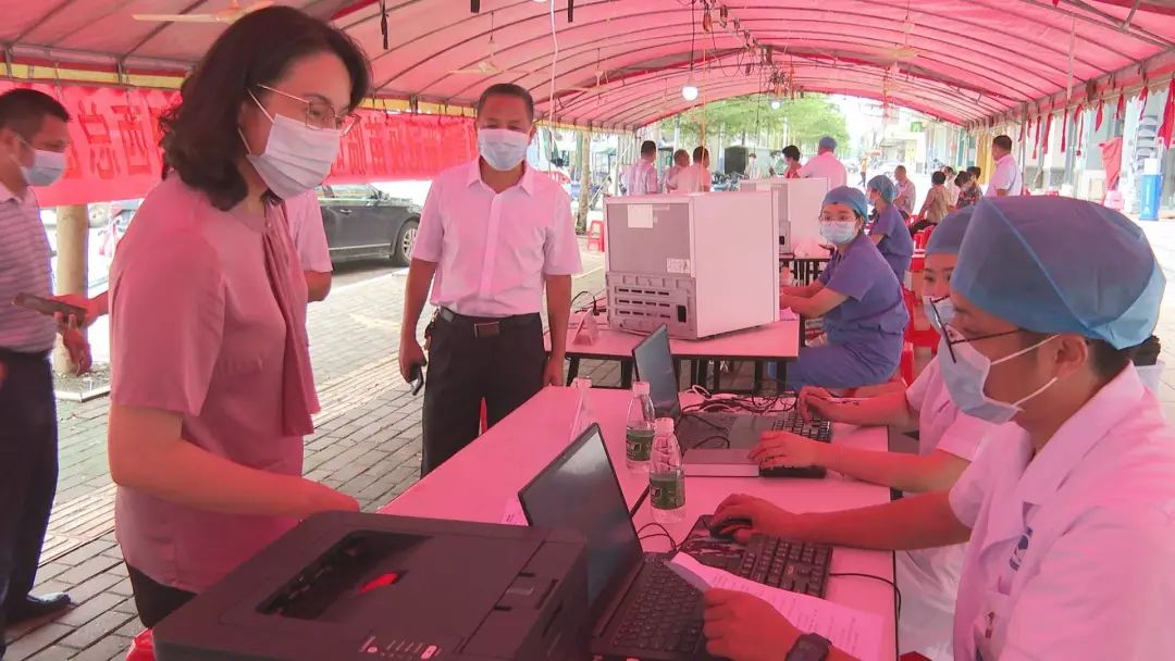 徐英媚率督导组先后来到县城东方财富市场和县城十四