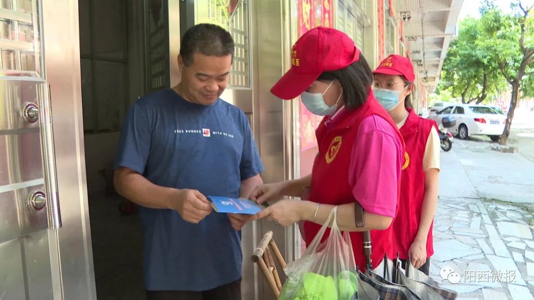 新闻特写热心市民为网格志愿者煮了一锅鸡粥