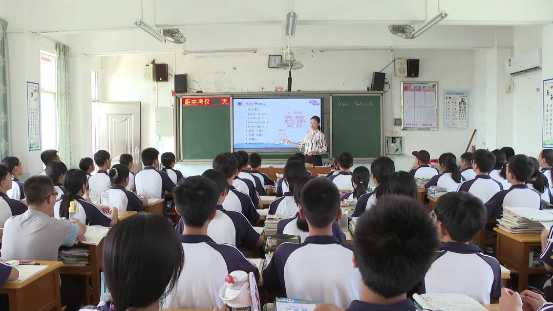 一心只为当好学生身心健康成长的引路人,今天就让我们走近陈玉婷老师