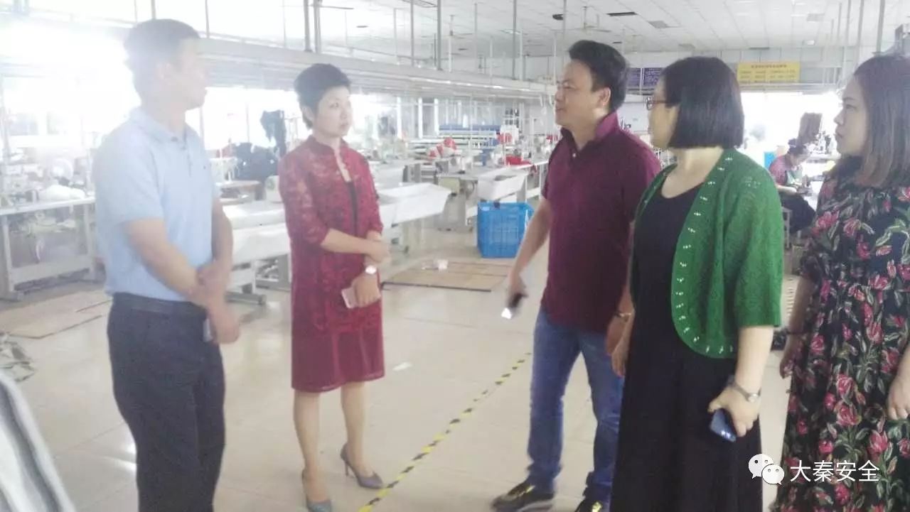 街办副主任苏亚娟在南通瑞琪服装有限公司检查安全生产工作