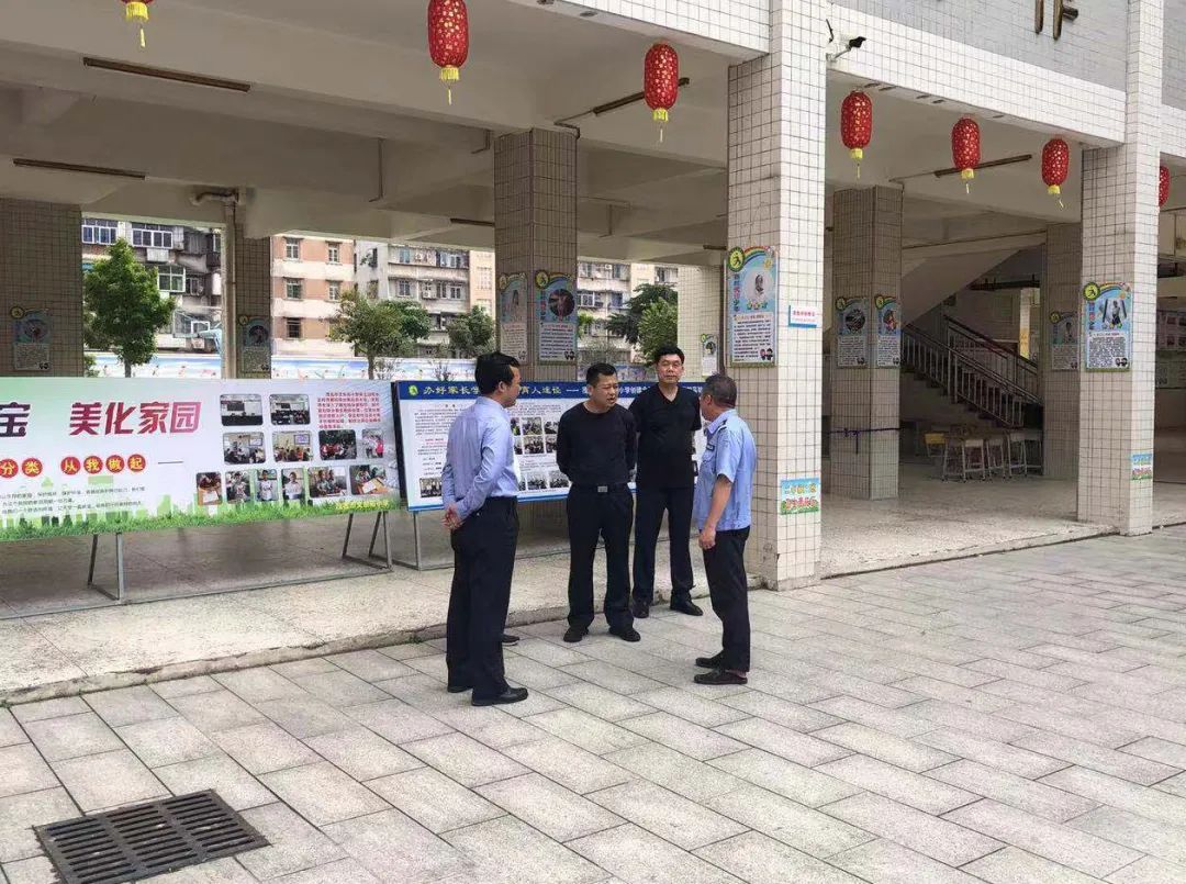 在官南社区困难群众柯某森家中,叶富山为其送去慰问