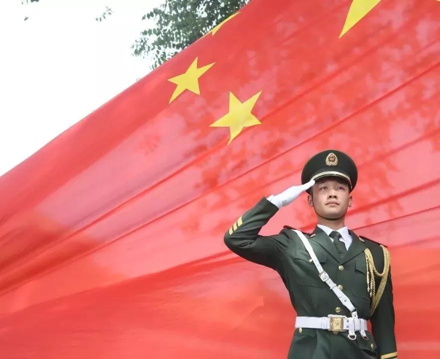 2010年,杨博终于在方队队员的考核中脱颖而出,如愿成为一名升旗手.