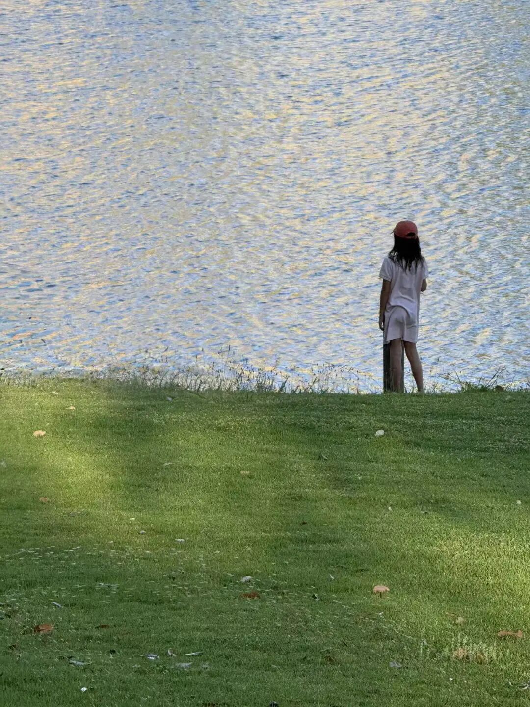 湖边的小女孩。林青霞|摄