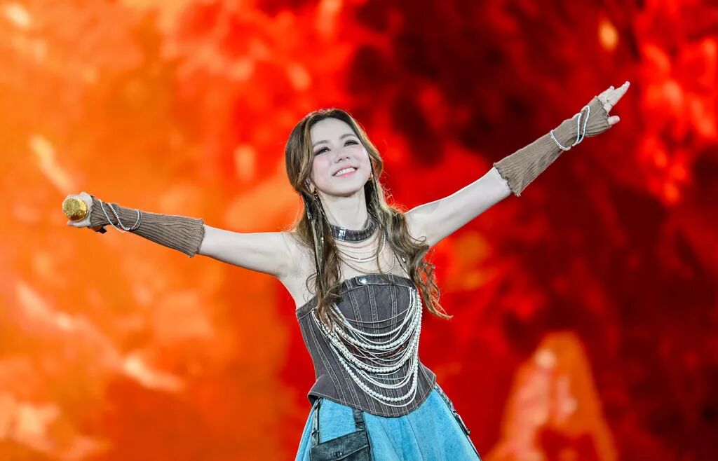 2025年7月，邓紫棋在沈阳巡演现场，同月，她的科幻长篇小说《启示路》出版。视觉中国丨图