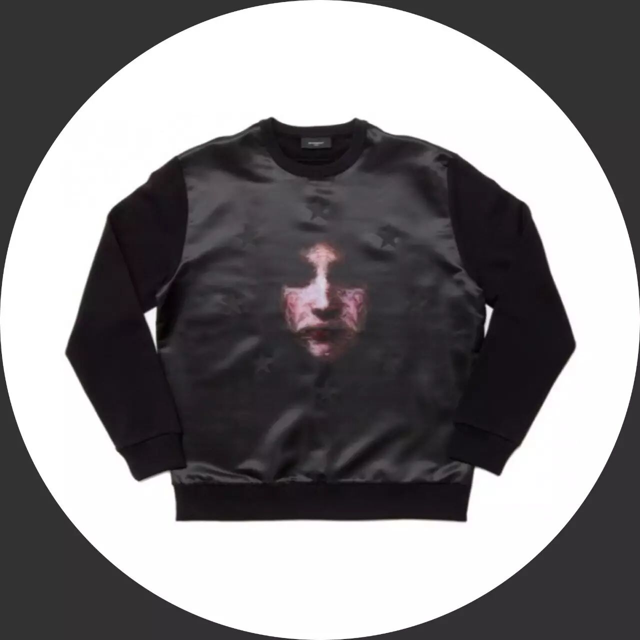Rihanna的演出服就一度引起讨论。