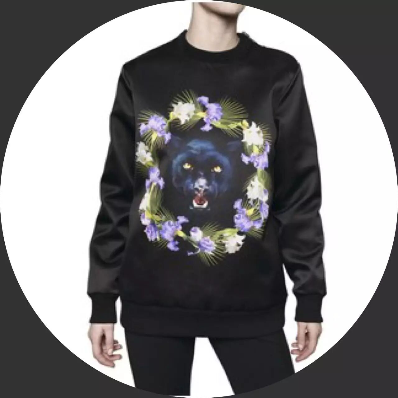 本身极具喜剧张力的图案是很多歌手喜欢把Givenchy选为表演服的缘由。