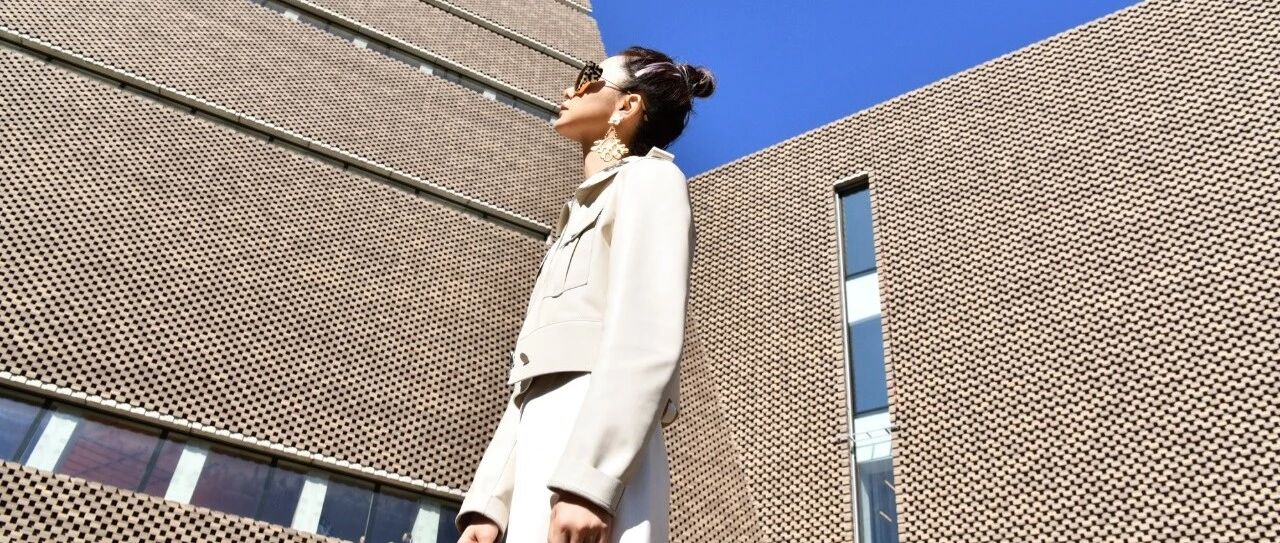 戚薇去时装周看秀,越来越拼了