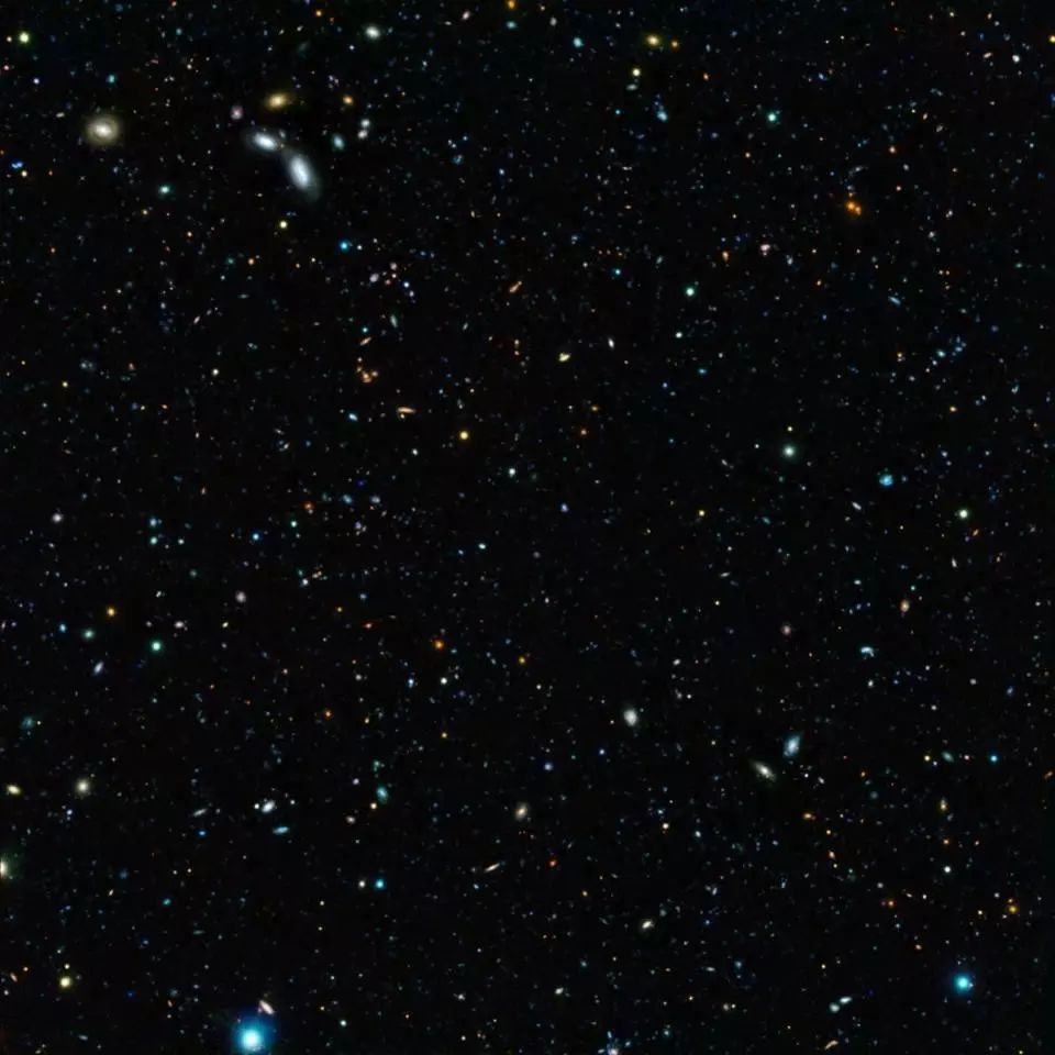 图1：欧南台的甚大望远镜和哈勃望远镜所拍摄的深空图，从宇观尺度的统计学角度来看，这片星空和宇宙中任意区域都如出一辙。