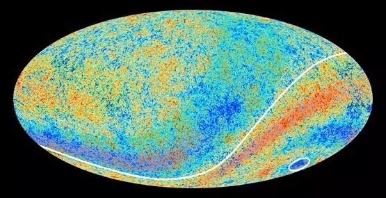  图11-“邪恶轴心”是指，CMB的平均温度在某个半球（曲线左上侧）要比另一个半球（曲线右下侧）略低一些，而“标准模型”预言，不论从任何方向看，宇宙都应该大致相同才对。南半球还有一块冷斑尺度远远大于预期（右下圈出部分），同样无法用“标准模型”解释。